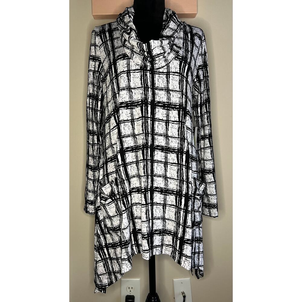 Chelsea & Theodore Black and White Cowl Neck Top sz L